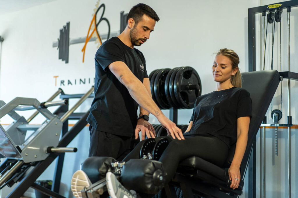 Allenamento leg extension con personal trainer