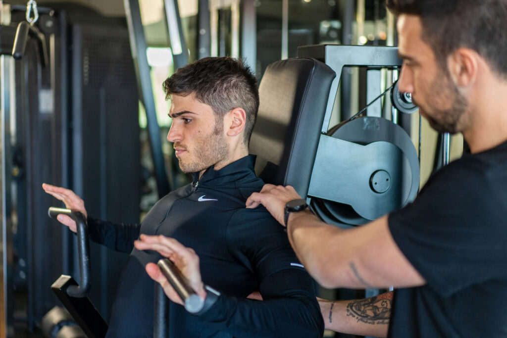 Allenamento chest press con personal trainer